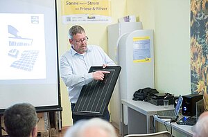 Jörg Schröder erläutert Solarmodul